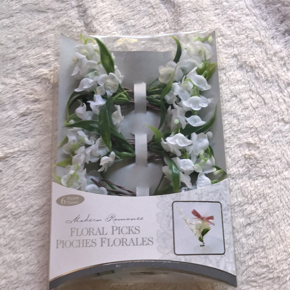 NWOT Modern Romance Floral Picks